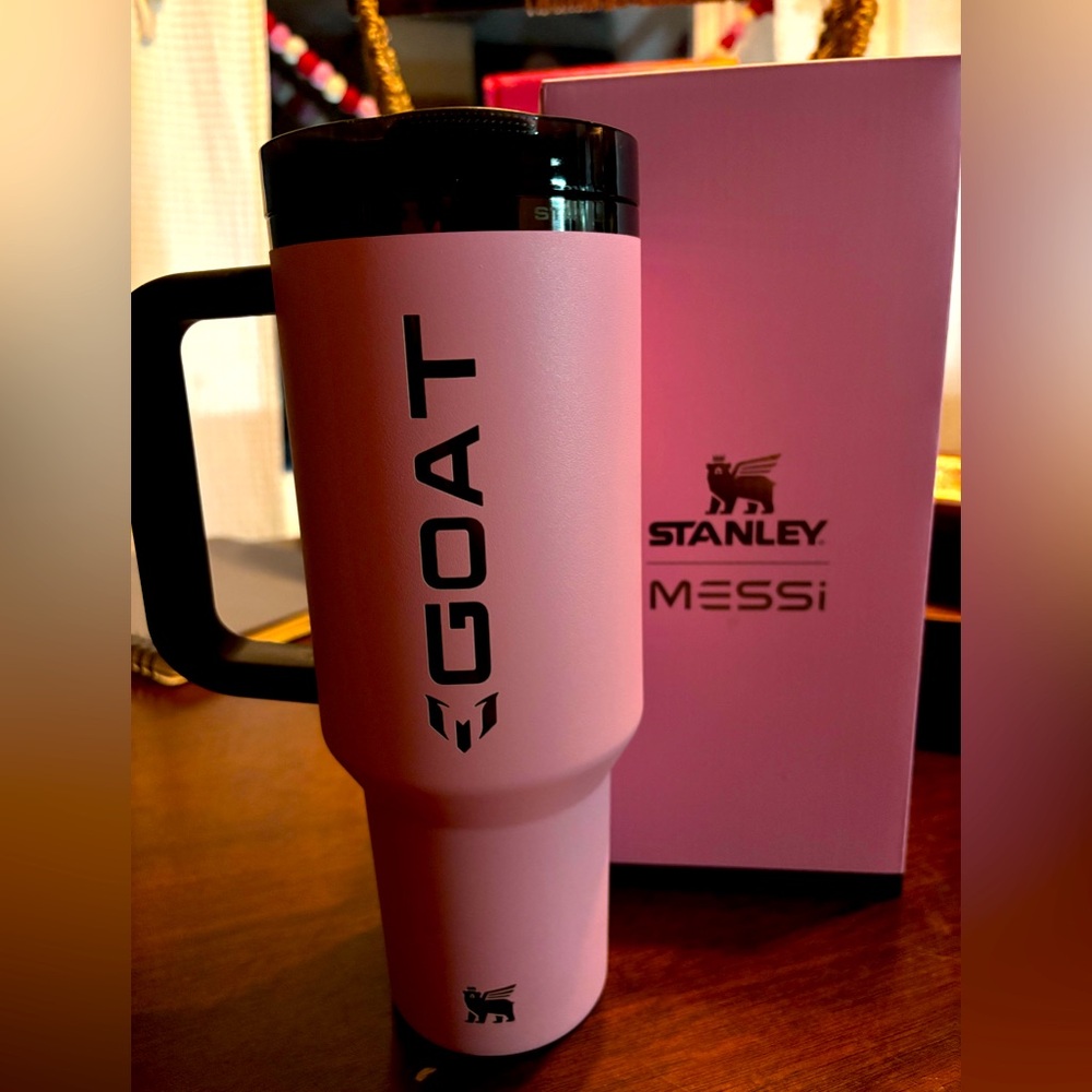 Brand new! THE MESSI X STANLEY QUENCHER PROTOUR FLIP STRAW TUMBLER I
40 OZ